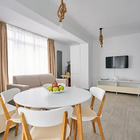 Adary Pool & Mamaia Nord